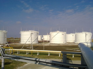 Obraz premium Tank the vertical steel. Capacities for storage of oil products