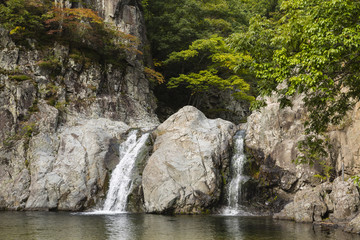 Fototapeta na wymiar waterfall in bogyeong-sa park