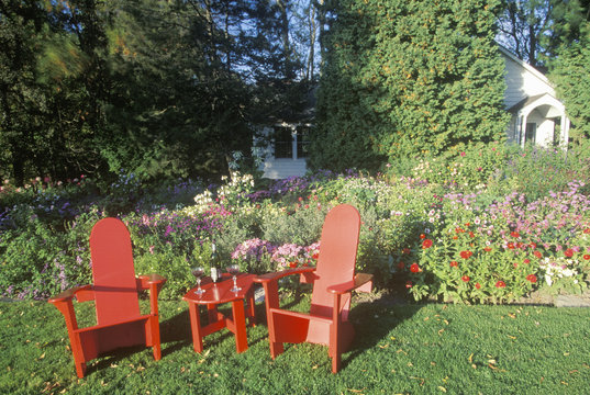 Red deck chairs in garden VT