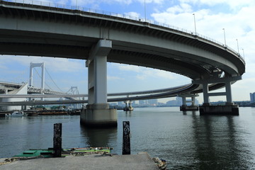 東京湾岸のループ橋とレインボーブリッジ