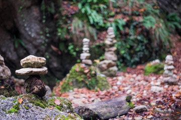 Steintürme am Bach gestapelte Steine