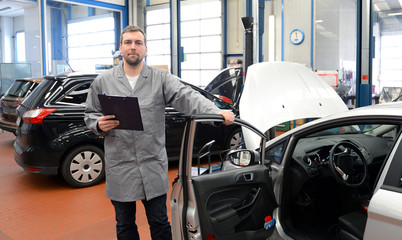 Gutachter in einer Autowerkstatt prüft fahrzeug für den TÜV