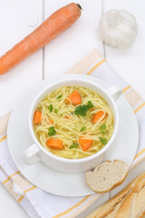 Nudelsuppe Suppe Brühe in Suppentasse mit Baguette