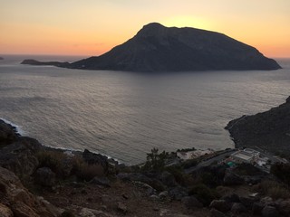 Coucher de soleil sur l'île de Telendos, depuis Kalymnos - Grèce