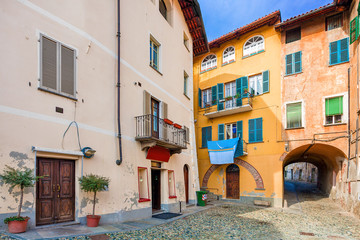Fototapeta na wymiar Small backstreet and colorful houses in Italy.