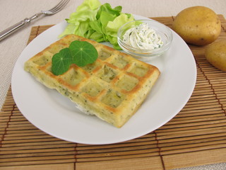 Ofengebackene Kartoffel-Waffeln mit Frischkäsedip und Salat