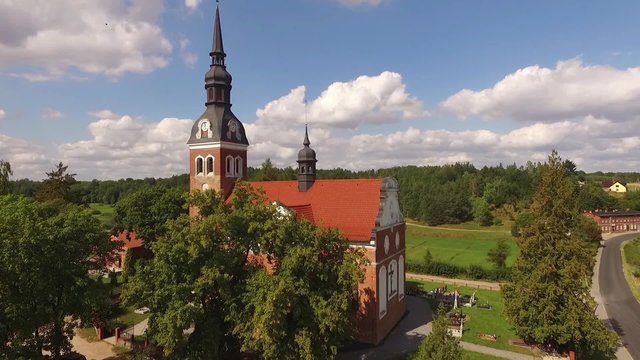 Mały ceglany kości&oacute;ł we wsi