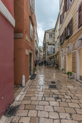 Fototapeta na wymiar Blick auf die Altstadt von Zadar mit regennassem Pflaster