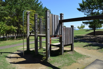 Fototapeta na wymiar 木製の遊具／山形県庄内地方の運動公園で、木製の遊具を撮影した写真です。