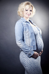 Schwangere Frau im 7. Monat