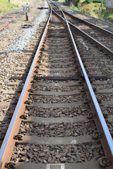 Fototapeta premium 線路（鶴岡駅近く）／山形県の庄内地方で羽越本線の線路（単線）を撮影したローカルイメージの写真です。JR鶴岡駅近くで撮影した写真になります。