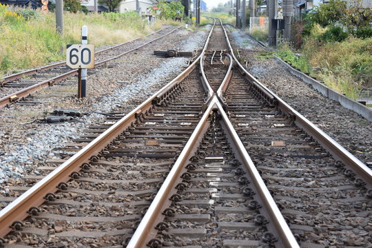 線路（鶴岡駅近く）／山形県の庄内地方で羽越本線の線路（単線）を撮影したローカルイメージの写真です。JR鶴岡駅近くで撮影した写真になります。