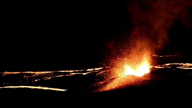 Crat&egrave;re en &eacute;ruption , Ile de la R&eacute;union .
