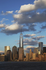 Fototapeta premium New York City Skyline na wodzie z One World Trade Center (1WTC), Freedom Tower, Nowy Jork, Nowy Jork, USA, 03.2014