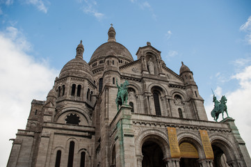 Fototapeta na wymiar Fachada principal de la iglesia del Sagrado Corazón en París, Francia
