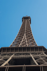 La torre Eiffle vista en contrapicado bajo el cielo azul en París, Francia