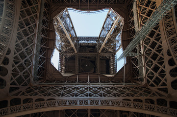 Interior de la estructura de la torre eiffel visto desde abajo en Par&iacute;s, Francia