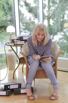 Schmollende Gesch&auml;ftsfrau mit tablet computer