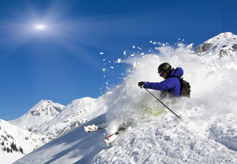 Skifahrer im Pulverschnee