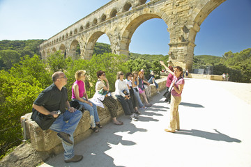 Toeristen bij de Pont du Gard, Nmes, Frankrijk