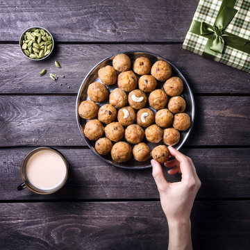 Indian Sweets Besan Ladoo