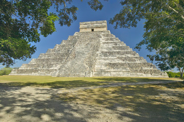 Fototapeta na wymiar The Mayan Pyramid of Kukulkan (also known as El Castillo) and ruins at Chichen Itza, Yucatan Peninsula, Mexico
