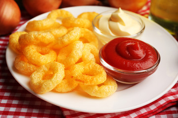 Chips rings with sauce and onion