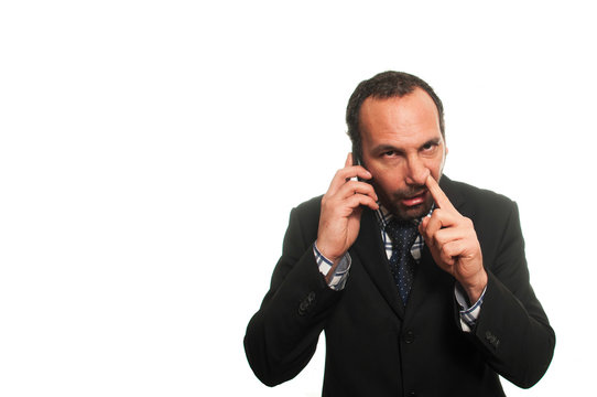 avvocato con un dito nel naso mentre parla al telefono