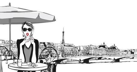 Jeune femme prenant son petit déjeuner à Paris