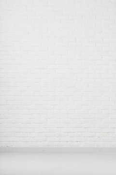 Tường gạch trắng xước: Nếu bạn đang tìm kiếm một phong cách trang trí nhà cửa đơn giản và tinh tế, tường gạch trắng xước sẽ là một lựa chọn rất tuyệt vời. Bấm vào hình ảnh để tham khảo thiết kế đẹp mắt này.