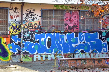 graffiti nella periferia di Torino - 94854604