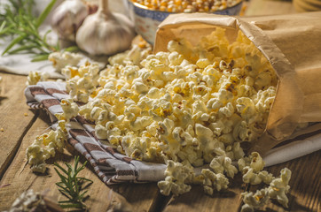 Domestic organic popcorn with herbs