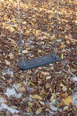 Einsame Schaukel im Herbst
