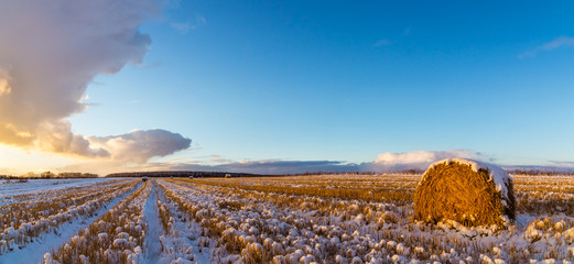 закат на сельском поле с сеном и первым снегом, Россия,...
