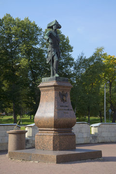 Памятник императору Павлу Первому у Большого Гатчинского дворца