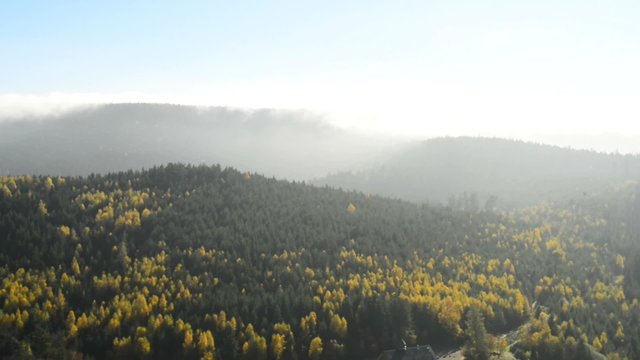 Blick vom Felsen von Dabo, Frankreich, Elsass auf die herbstlich verf&auml;rbten W&auml;lder der Vogesen