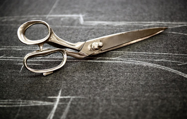 Tailors scissors on fabric - obrazy, fototapety, plakaty