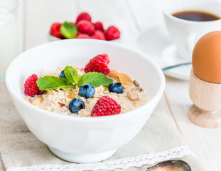 bowl of cornflakes with berries