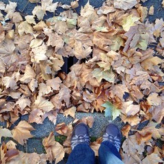 Füße am Fahrbahnrand