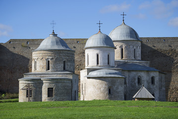 Успенский собор и Никольская церковь крупным планом. Ивангородская крепость