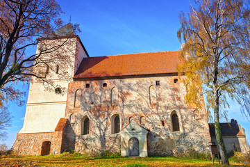Bezławki-zamek zbudowany przez Krzyżaków zaadoptowany na kościół - obrazy, fototapety, plakaty
