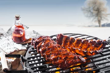 Zelfklevend Fotobehang Grill / Barbecue Gegrilde gemarineerde spareribs op de barbecue