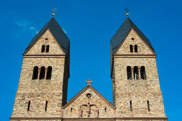 Fototapeta na wymiar Türme der Klosterkirche St Hildegard