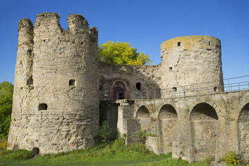 Fototapeta na wymiar Копопрская крепость. Мост и воротные башни крупным планом