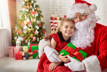 Obraz na płótnie Canvas Santa Claus and little girl