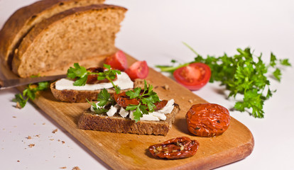 Bread with sun dried tomatoes and feta