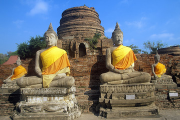 Fototapeta na wymiar Wat Chang Lom Ancient Buddhist Temple at Sri Satchanaiai Historical Park, Thailand