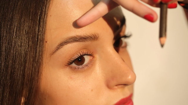 makeup artist teaches painting eyebrows