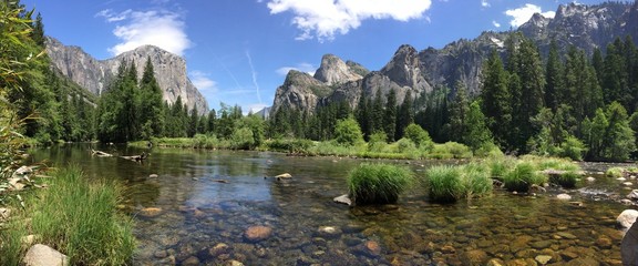 Merced River im Yosemite NP, links El Capitan, rechts Cathedral rocks