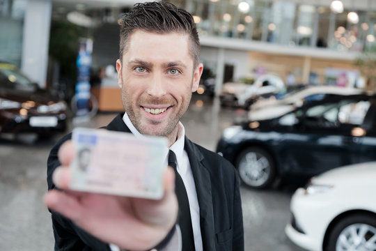 Mann zeigt stolz seinen bestandenen Führerschein Porträt